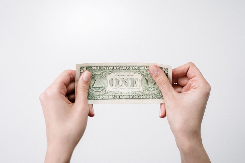 Como economizar dinheiro ao comprar roupas: dicas essenciais